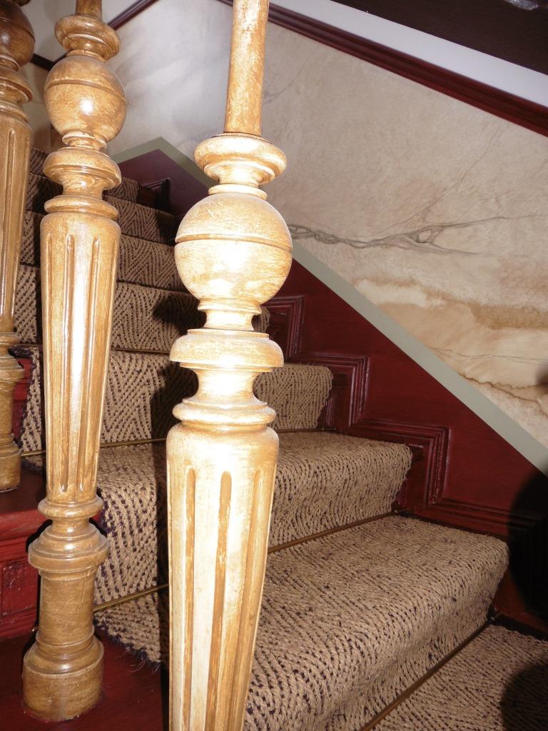 Holzimitation bez. Holzmalerei an Traljen in einem Denkmal in Berlin Charlottenburg. Die Maler der Firma Restaurierung und Gestaltung Norbert Schimpf haben nach Anleitung vom Malermeister und Restaurator im Maler - Handwerk das Treppenhaus rekonstruiert. Dabei wurden die Traljen mit Lasuren bzw. mehreren Lasuren in Lasurtechnik aus Leinöl - Farben beschichtet und in ihren historischen Glanz wieder hergestellt. Diese Farben haben keine polymere Verbindungen und können daher nicht blättern nicht. Der Restaurator und Maler Schimpf ist vorwiegend in Berlin Charlottenburg, Prenzlauer Berg, Kreuzberg und Mitte tätig. Zu den Kerntätigkeiten im Treppenhaus und im Eingangsbereich oder Entree zählen Deckenmalerei. Kalkspachtel, Spachteltechnik, Schablonentechnik, Marmormalerei oder Marmorierung. Meist werden Treppenhäuser in Verbindung mit Untersuchungen aus dem Denkmal Berlin restauriert oder rekonstruiert.